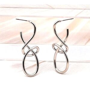 NEW‼️Stylish Twist Earrings